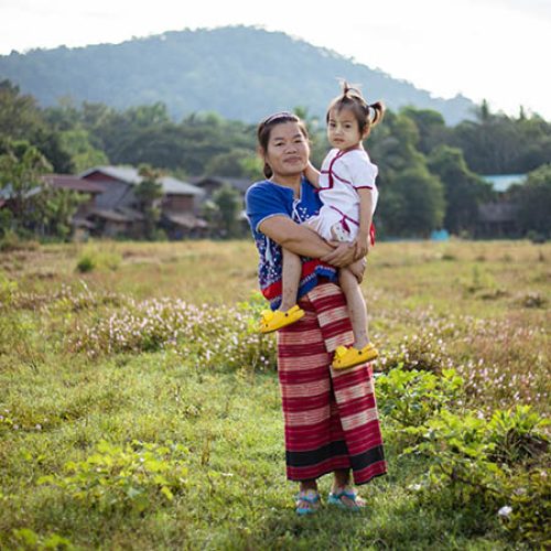 Een moeder en haar dochter in Thailand.