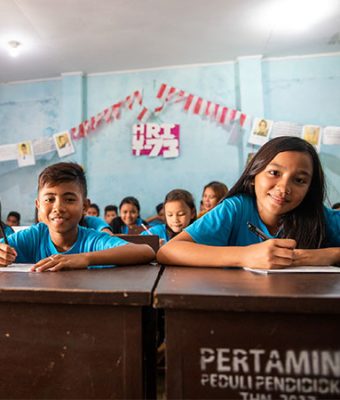 Kinderen zitten in de klas op een Compassion-project in Indonesië