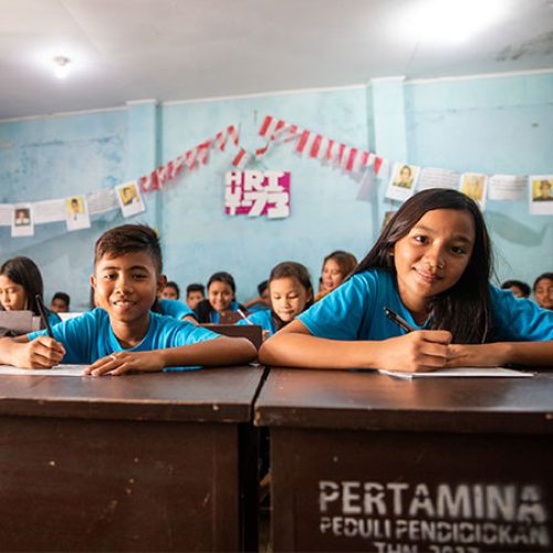 Kinderen zitten in de klas op een Compassion-project in Indonesië