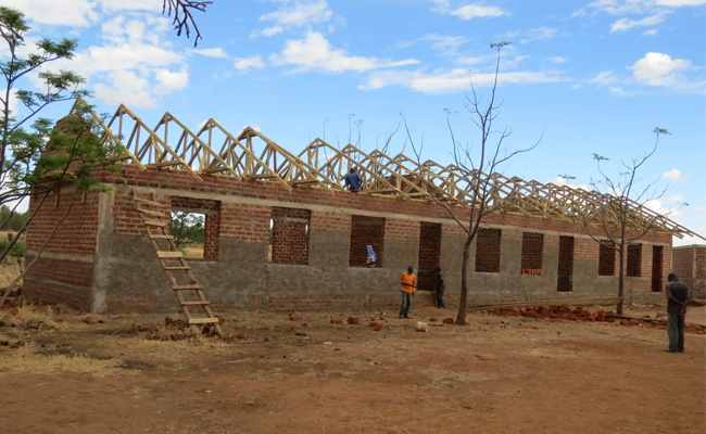 Er worden nieuwe huizen gebouwd voor gezinnen in Tanzania.