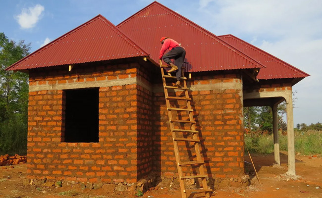 Gezinnen in Tanzania krijgen hulp bij de bouw van goede huizen.