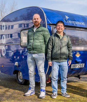 Foto van twee Compassion ambassadeurs voor de Compassion-caravan