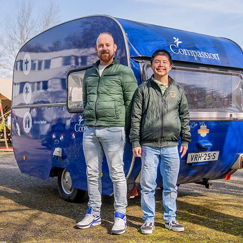 Foto van twee Compassion ambassadeurs voor de Compassion-caravan