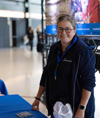 Foto van Compassion-ambassadeur Marianne tijdens een evenement