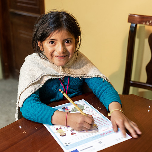 Mariana uit Ecuador schrijft een brief aan haar sponsor.