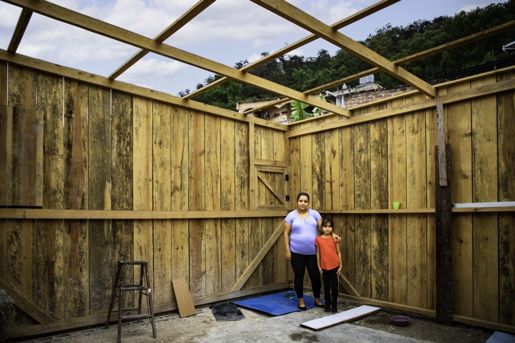 Nieuwe woning voor Loany en haar moeder.