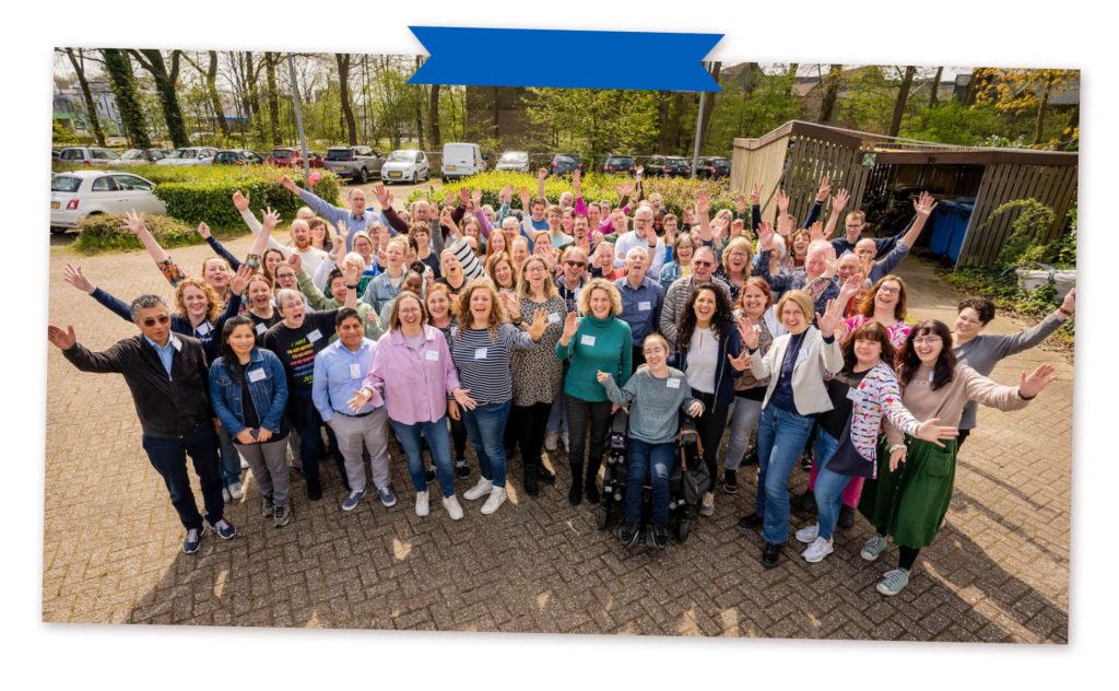 Groepsfoto van Compassion-ambassadeurs tijdens de jaarlijkse ambassadeursdag op kantoor in Apeldoorn.