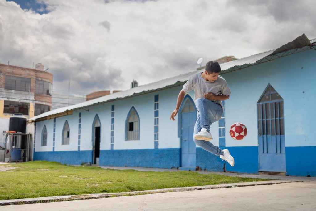 Angel aan het voetballen in Peru