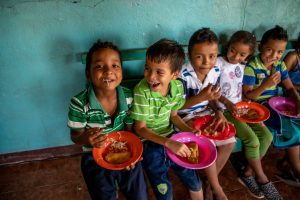 kinderen die samen eten