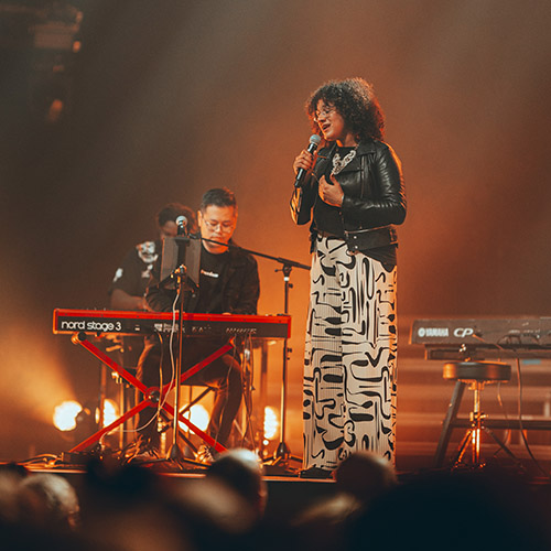 Artiestambassadeurs Gilbert Thera en Sharon Kips in het voorprogramma van het concert van Michael W. Smith van 2023