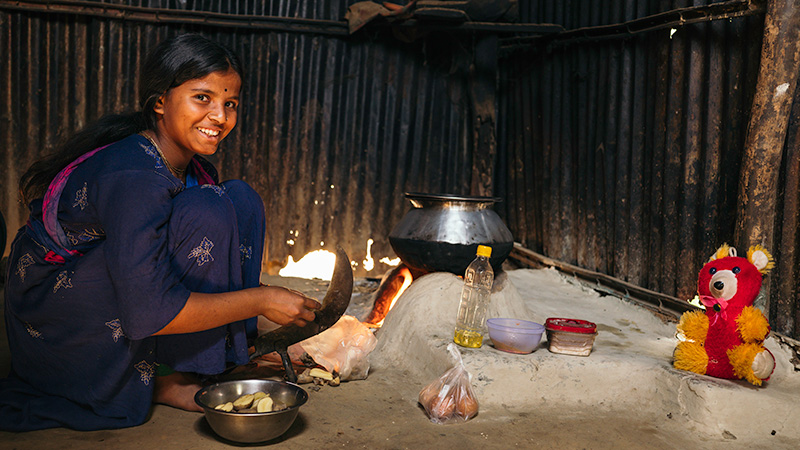 Purnima uit Bangladesh in de keuken. 