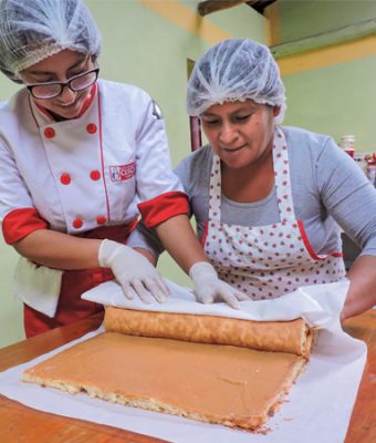 Deysi uit Peru helpt haar moeder met het bakken van een taart.