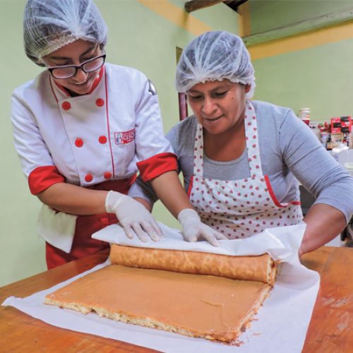 Deysi uit Peru helpt haar moeder met het bakken van een taart.