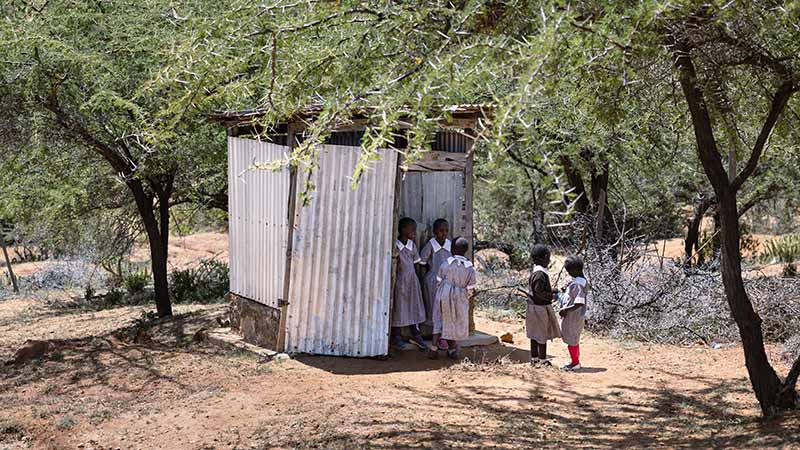 Het oude toiletgebouw in Doldol, Kenia.