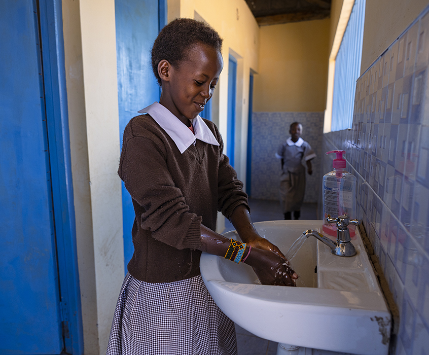 Namunyak uit Kenia wast haar handen in het nieuwe toiletgebouw.