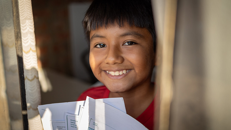 Mathias uit Peru met een brief van zijn sponsor.