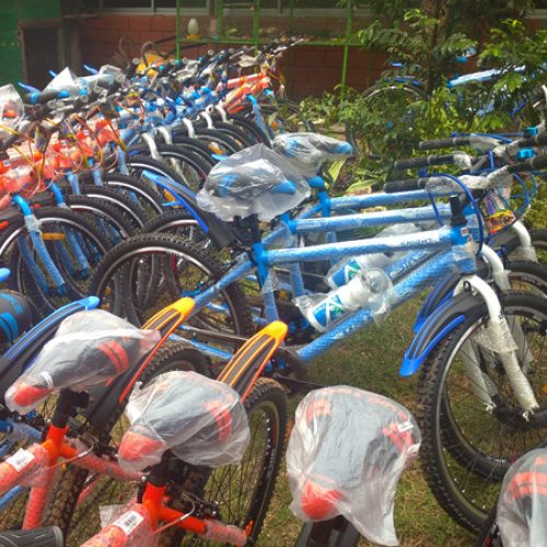 Nieuwe fietsen voor kinderen in Sri Lanka.