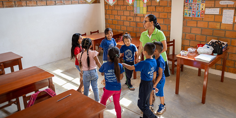 Kinderen staan in een kring op een nieuw Compassion-project in Peru. 