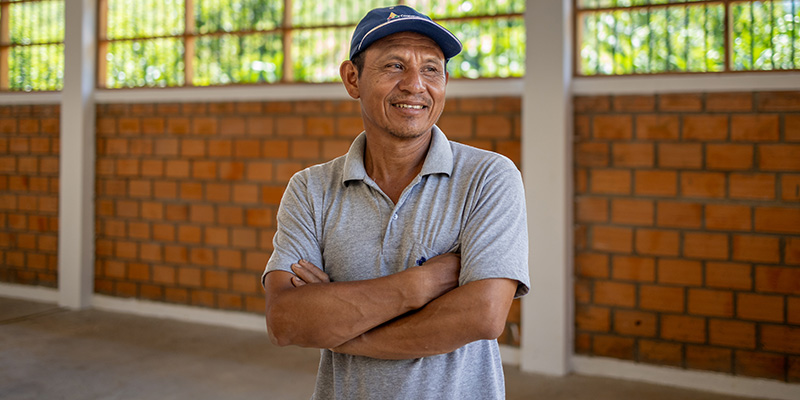 Pastor Juan uit Peru staat in de kerk.