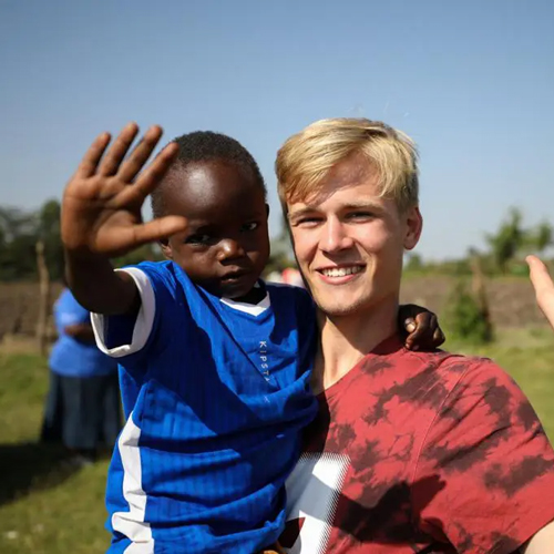 Ambassadeur Job Huberts met een Keniaans jongetje op zijn arm.