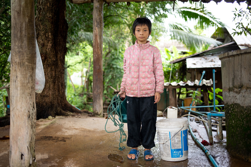 Kantida staat bij de nieuwe waterfilter.