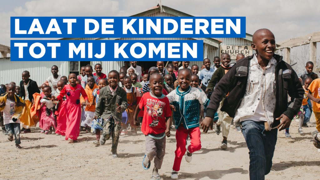 Kinderen rennend lachend voor de kerk.