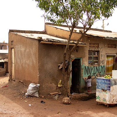 Een huis in een van de sloppenwijken van Uganda.