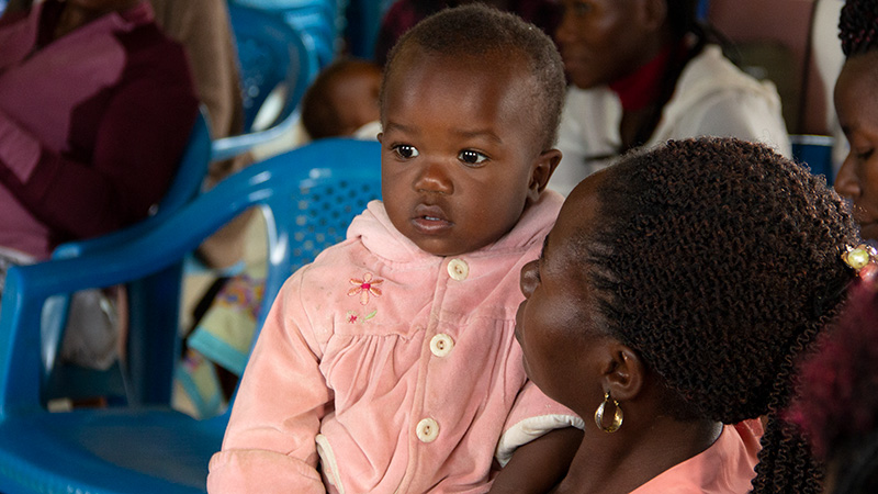Een moeder met haar baby op een Moeder- en babyproject in Uganda.