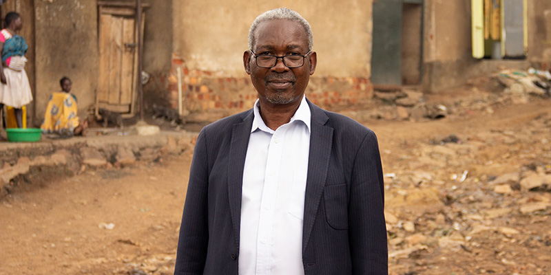 Pastor Paul staat in de sloppenwijk Katwe in Uganda.