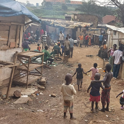 Een straat van de sloppenwijk Katwe in Uganda.