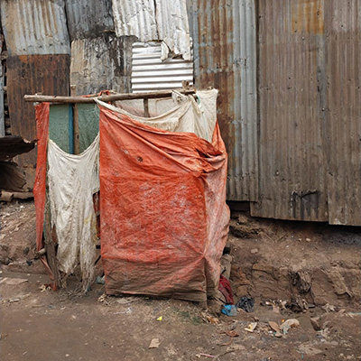Het toilet in de sloppenwijk Katwe in Uganda.