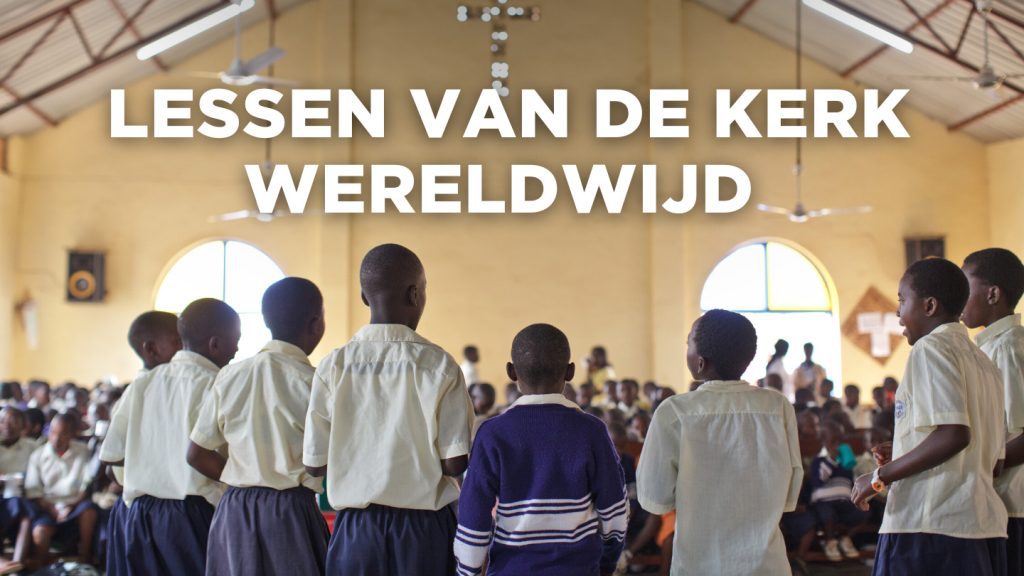 Kinderen staan in een kerk in Afrika.