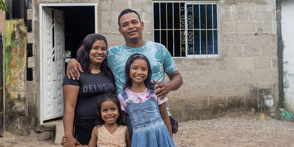 Sofy uit Colombia met haar familie voor hun nieuwe huis.