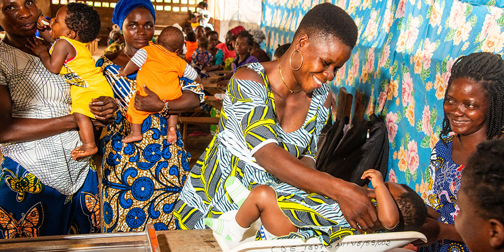 Davi weegt Yawa op het moeder- en babyproject. 