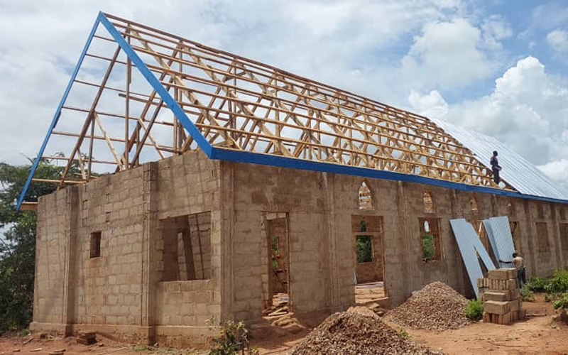 De bouw van een kerk in Kapande, Tanzania.