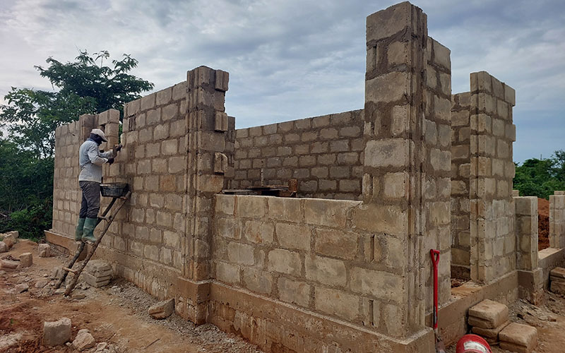 De bouw van een kerk in Kapande, Tanzania.