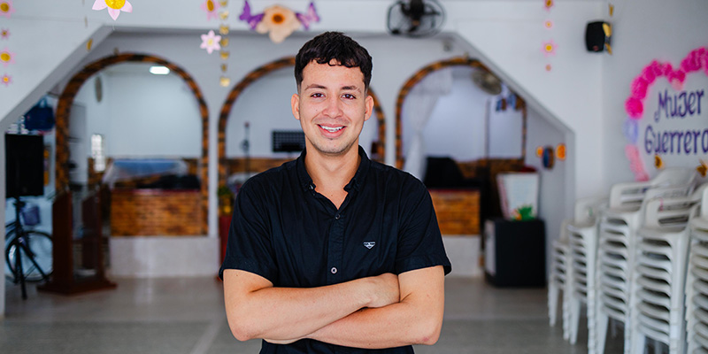 Júlian uit Colombia staat in de kerk.