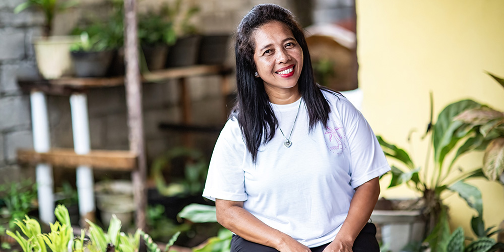 Projectdirecteur Sherly uit Indonesië kijkt lachend in de camera.