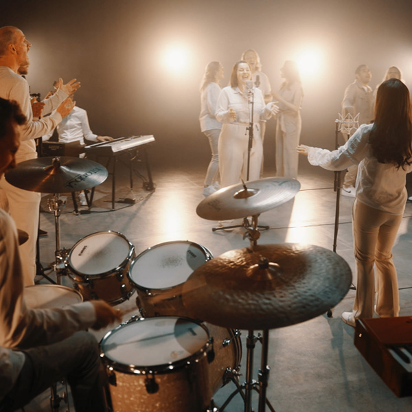 Het koor Charis Music neemt muziek op in de studio.