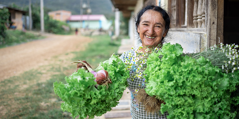 Filomena uit Peru met groente uit haar moestuin. 