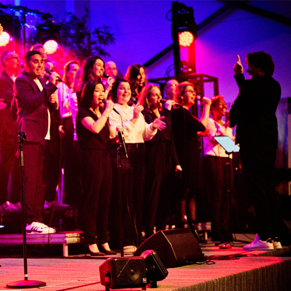 Het koor Charis Music treedt op tijdens een Compassion Gospelnight.