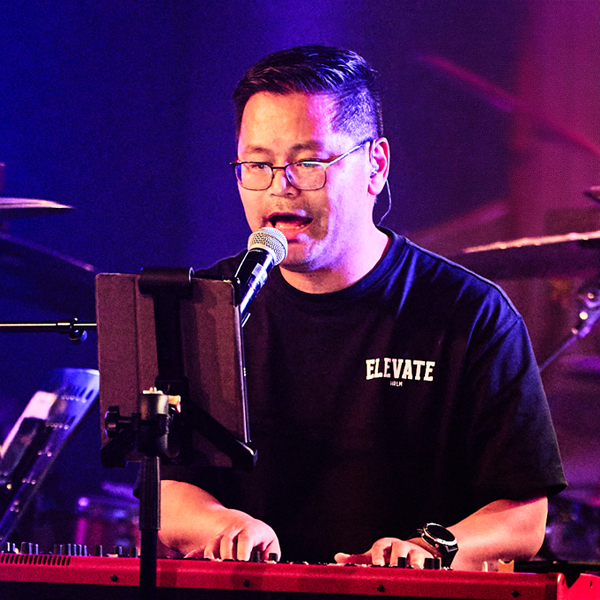 Gilbert Thera zingt en speelt piano tijdens een Gospelnight.