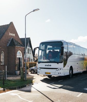 Een bus stopt bij een locatie tijdens de bustour van Compassion Nederland.