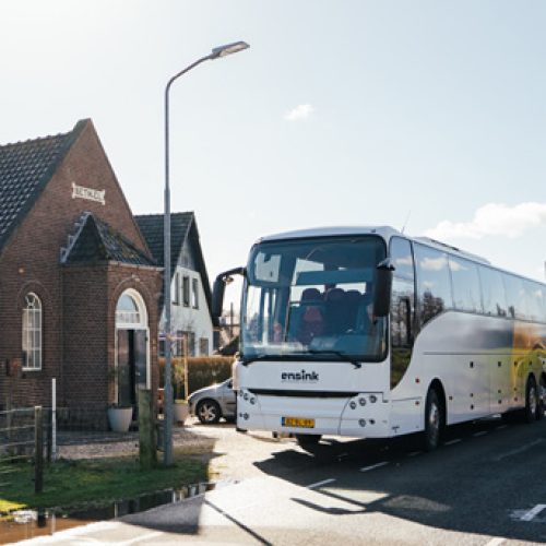Een bus stopt bij een locatie tijdens de bustour van Compassion Nederland.