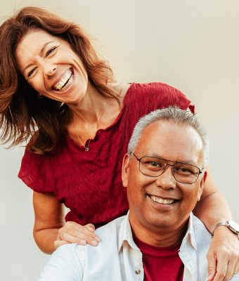 Foto van zangduo Reni en Elisa Krijgsman.