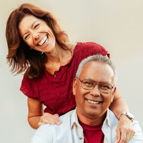 Foto van zangduo Reni en Elisa Krijgsman.