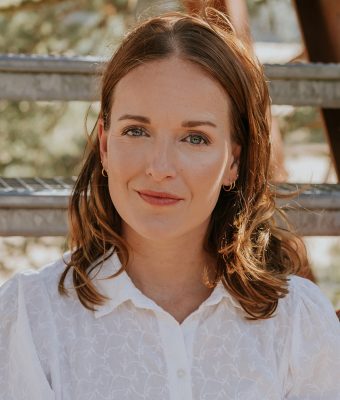 Portretfoto van zangeres ELINE.