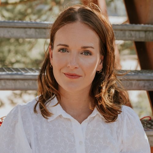 Portretfoto van zangeres ELINE.