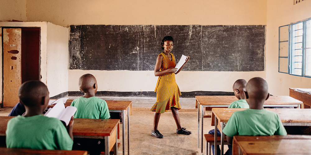 Een lerares staat voor de klas op een Compassion-project in Rwanda. 