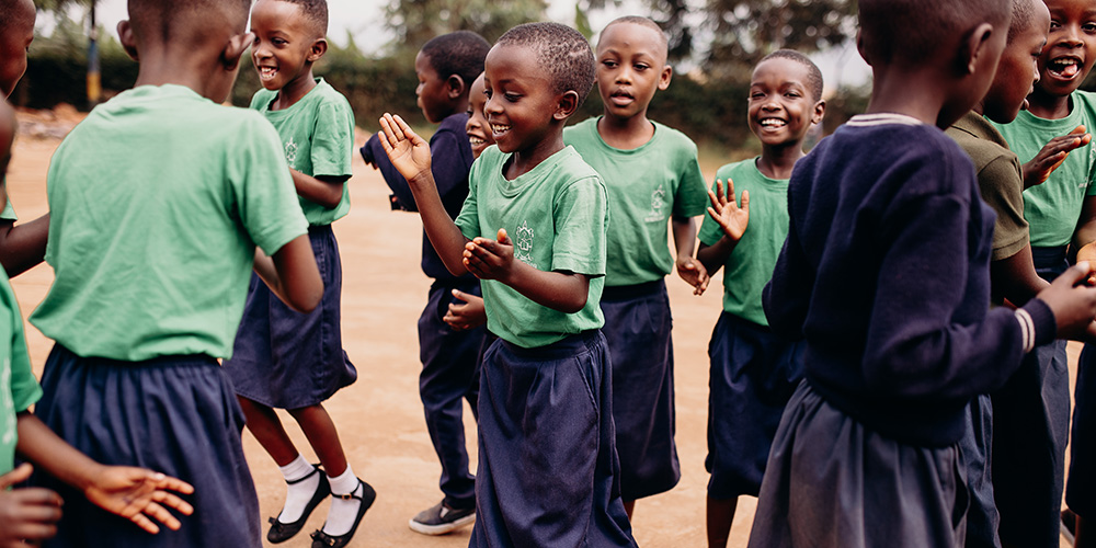 Kinderen spelen op een Compassion-project in Rwanda.